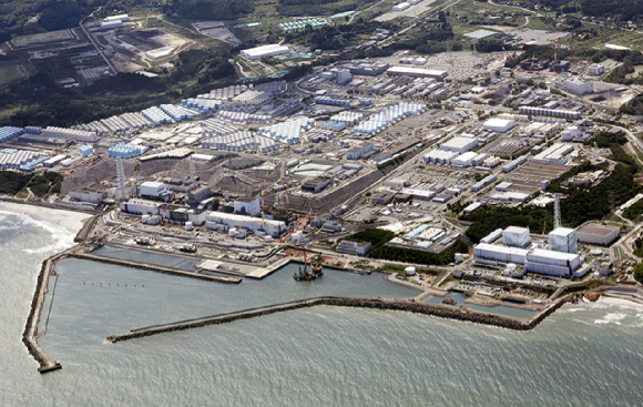 일본 정부와 도쿄전력은 지난해 8월 후쿠시마 제1 원자력발전소 오염수(일본 정부 명칭 처리수) 해양 방류를 시작했다. 사진은 하늘에서 본 후쿠시마 제1 원자력발전소. [사진=뉴시스]