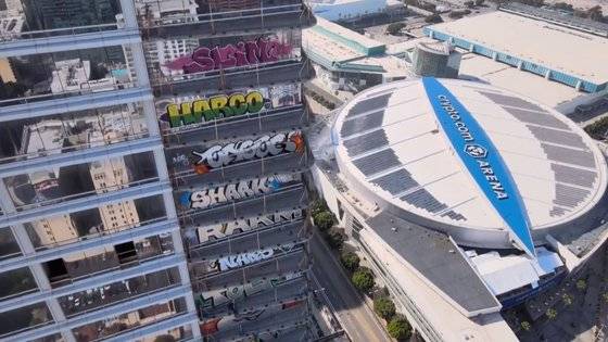 LA 방치된 고층 빌딩에 층층이 그려진 그라피티. 사진 KCAL 사진기자 존 슈라이버 X 계정 캡처