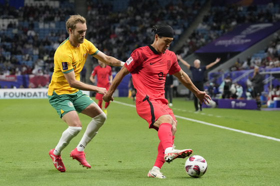 Australia's Nathaniel Atkinson, left, and Korea's Cho Gue-sung challenge for the ball  [AP/YONHAP]