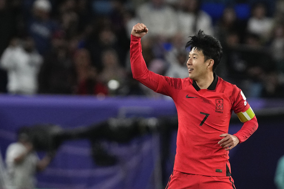 Son Heung-min celebrates after scoring during the Asian Cup quarterfinals against Australia at Al Janoub Stadium in Al Wakrah, Qatar on Friday.  [AP/YONHAP]