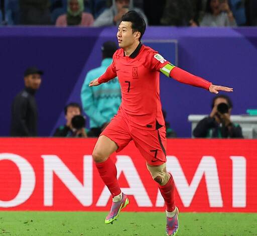 3일(한국시간) 카타르 알와크라 알자누브 스타디움 열린 2023 아시아축구연맹(AFC) 아시안컵 16강전 호주와의 경기에서 한국 손흥민이 연장 전반 프리킥으로 역전골을 넣은 뒤 환호하고 있다. 연합뉴스