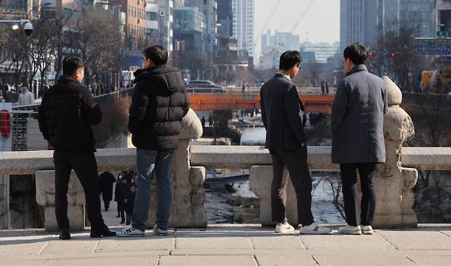 3일 낮 최고 11도까지 올라가며 포근한 날씨가 예상된다. 사진은 지난달 31일 서울 청계천에서 점심식사를 마친 직장인들이 담소를 나누는 모습. /사진=뉴스1