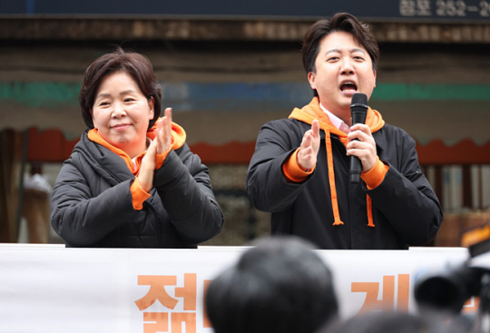 3일 오후 대구 서문시장에서 이준석(오른쪽) 개혁신당 대표와 양향자 원내대표 등 당 지도부가 시민들과 만나 정책을 홍보하고 있다. 연합뉴스