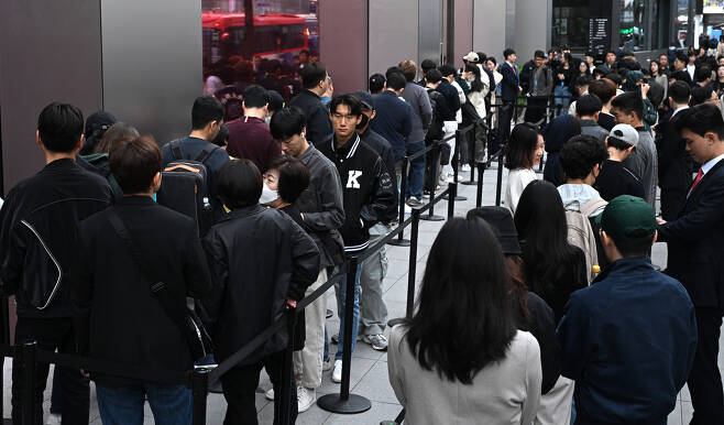 서울 중구 명동 애플스토어에서 고객들이 입장하기 위해 기다리고 있다. [임세준 기자]