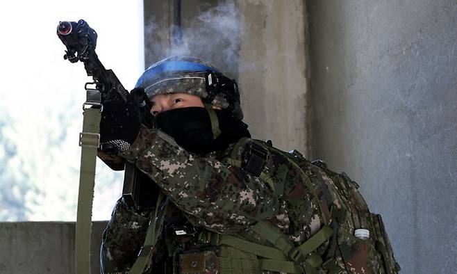 전갈부대라고 불리는 과학화전투훈련단(KCTC)의 전문대항군연대가 시가지 침투 및 공방훈련을 진행하고 있다. 인제=남정탁 기자