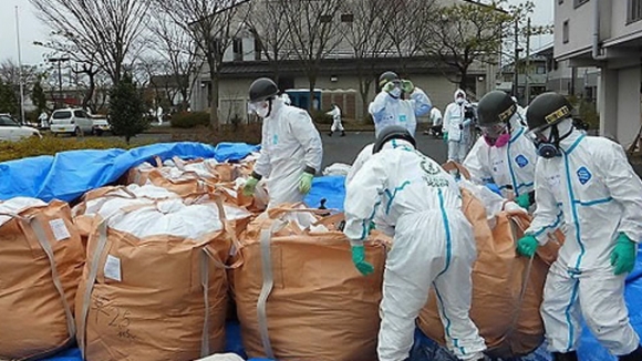 2011년 12월 후쿠시마현에서 복구 활동 벌이는 자위대원. EPA 연합뉴스 자료사진