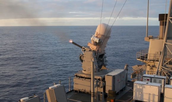 훈련 중인 미 함선의 팔랑스 근접방어무기체계(CIWS)