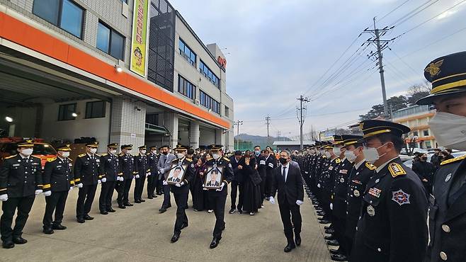 "동료를 떠나보내며" (문경=연합뉴스) 김선형 기자 = 고 김수광 소방장과 고 박수훈 소방교의 영결식이 열린 3일 오전 영결식에 앞서 고인들의 직장인 문경소방서에서 운구 행렬이 이어지고 있다. 2024.2.3 sunhyung@yna.co.kr