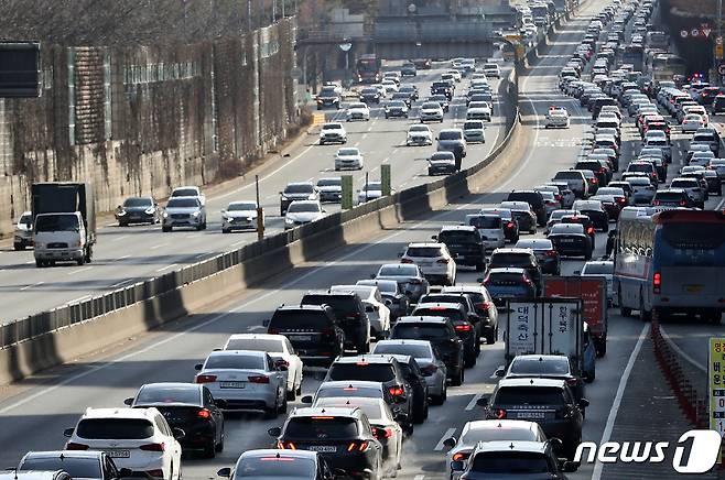 설 연휴 경부고속도로 상·하행선 일부 구간이 정체를 빚고 있다. 2023.1.24/뉴스1 ⓒ News1 이동해 기자