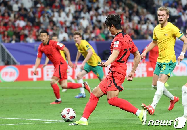 대한민국 설영우가 2일(현지시간) 카타르 알와크라 알자누브 스타디움에서 열린 2023 아시아축구연맹(AFC) 카타르 아시안컵 8강전 호주와 대한민국의 경기에서 황희찬에게 패스를 하고 있다. 2024.2.3/뉴스1 ⓒ News1 김성진 기자