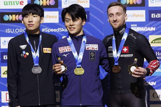 매스스타트 남자부 은메달을 획득한 정재원(왼쪽). 퀘백시티EPA 연합뉴스