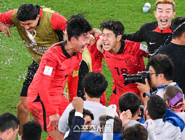 축구대표팀 선수들이 2일(한국시간 3일) 카타르 도하 에듀케이션 시티 스타디움에서 열린 2022 FIFA 카타르 월드컵 조별리그 H조 3차전 포르투갈과 경기 후 환호하고 있다. 도하(카타르) | 최승섭기자 thunder@sportsseoul.co