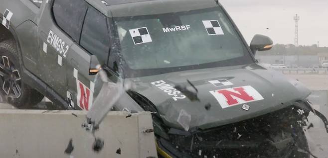 전기차의 가드레일 충돌 테스트 장면