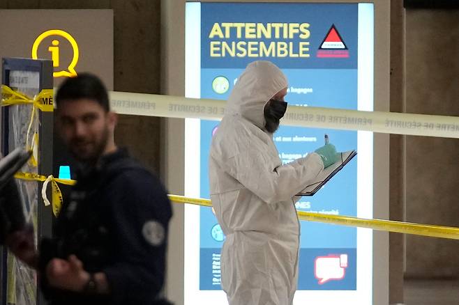 프랑스 파리 도심의 리옹역에서 주말인 3일(현지 시각) 오전 '묻지마 칼부림' 사건 발생 직후 경찰이 현장을 조사하고 있는 모습. /연합뉴스