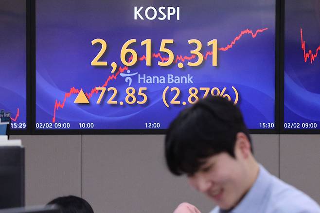 2월 2일 서울 명동 하나은행 본점 딜링룸에서 직원들이 업무를 보고 있다. /뉴스1