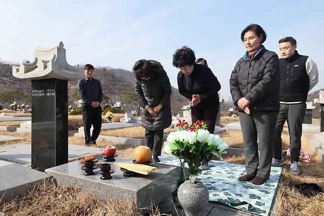 인천가족공원에서 한 가족이 성묘를 하고 있다. 김혜윤 기자