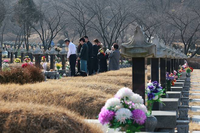 인천가족공원에서 한 가족이 성묘를 하고 있다. 김혜윤 기자
