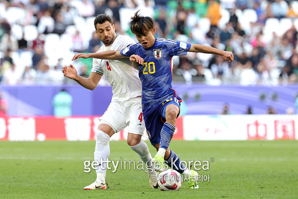 지난 3일 에듀케이션 스타디움에서 열린 이란과 일본의 2023 AFC 아시안컵 8강전. 선발 출전한 구보가 드리블을 시도하고 있다. 사진=게티이미지