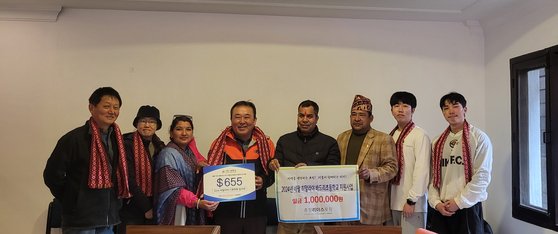 2024 기후변화탐사대가 지난 1일 네팔 바드라칼리 초등학교 관계자를 만나 후원금을 전달했다. 사진 박연수 대표
