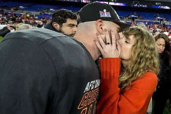 테일러 스위프트가 지난달 미국 볼티모어에서 열린 미국프로풋볼(NFL) AFC 챔피언십에서 승리한 캔자스시티 치프스의 트래비스 켈시에게 입을 맞추는 모습. AP=연합뉴스