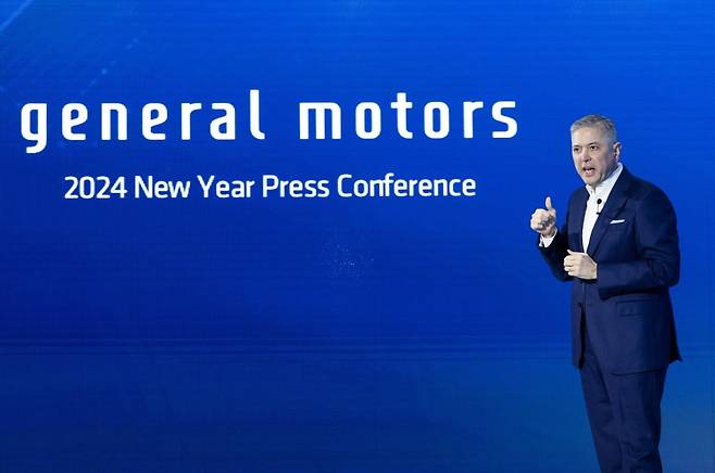 헥터 비자레알 한국GM 사장 겸 최고경영자(CEO)가 2일 서울 신사동 더하우스오버지엠에서 열린 2024 신년 기자간담회에서 올해 계획을 발표하고 있다. 한국GM 제공