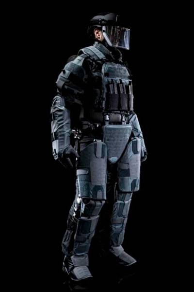 독일 기업 멜러 프로텍션이 최근 개발한 전신 방탄복. 무릎과 고관절 등에 관절형 부품을 장착해 착용자가 본래 운동 능력의 99%를 발휘하도록 했다. 멜러 프로텍션 제공