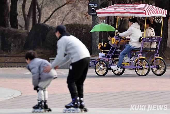 '일산호수공원에서 가벼운 옷차림으로 성큼 다가온 봄을 즐기는 시민들'절기상 봄이 시작된다는 입춘(立春)인 4일 전국의 낮 최고기온이 10도 안팎까지 오르면서 초봄 같은 온화한 날씨가 나타났다. 서울의 경우 한낮에 12.2도까지 기온이 올랐다.