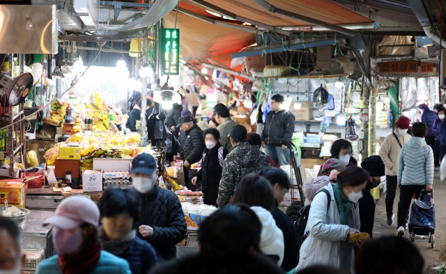 4일 서울 동대문구 청량리종합시장에서 시민들이 제수용품을 구매하고 있다. 뉴시스