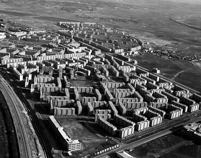 1976년 11월 잠실 일대 항공사진. 중앙에 보이는 아파트단지가 잠실주공1,2단지이다. [정부기록사진집]