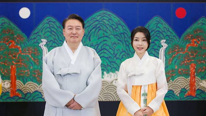 [서울=뉴시스] 윤석열 대통령과 부인 김건희 여사가 지난해 추석 서울 용산 대통령실 청사에서 국민들에게 추석 인사를 전하고 있다. 윤 대통령의 올해 새해 인사는 참모들과의 합창으로 진행된다. 김건희 여사와 한복을 입고 대국민 메시지를 전하던 기존 방식을 확 깬 것이다. (사진=대통령실 제공) 2024.09.04. photo@newsis.com *재판매 및 DB 금지