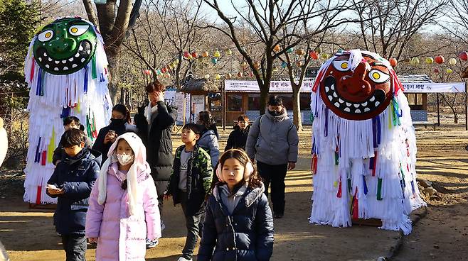 어린이들이 사자춤 포토존을 지나고 있다.