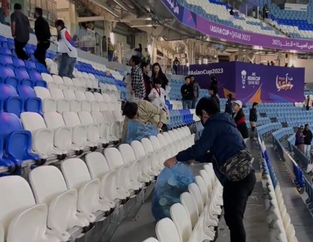 3일(현지시각) 카타르 매체가 한국 팬들이 오스트레일리아와의 경기가 끝난 뒤 알 자누브 스타디움의 관중석을 청소하고 있다며 청소 모습이 담긴 영상을 공개했다. 알 카스 티브이 엑스 갈무리