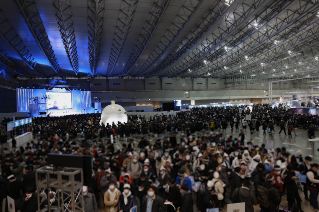 지난 달 1월 20일부터 21일까지 일본 도쿄 마쿠하리 멧세 국제 전시장에서 관람객들이 넥슨게임즈 ‘블루 아카이브’ 3주년 행사를 관람하고 있다. 사진제공=넥슨게임즈