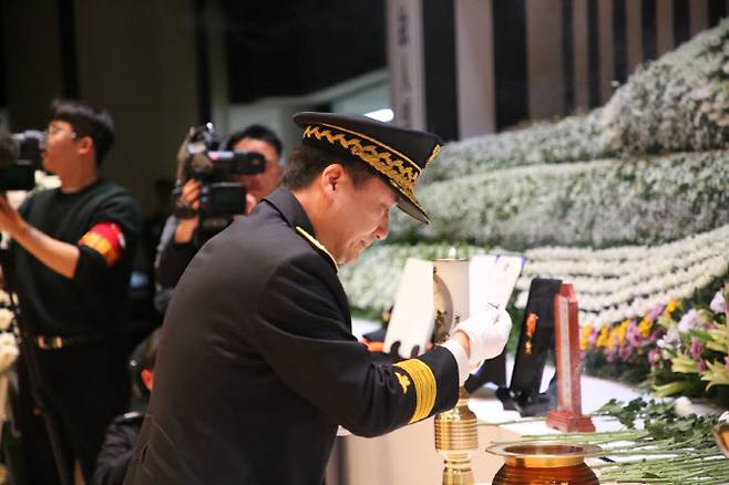 남화영 소방청장이 지난 3일 오전 경북도청에서 엄수된 고 김수광 소방장과 고 박수훈 소방교의 영결식에 참석해 분향하고 있다. 사진=연합뉴스.