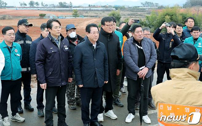 김영록 전라남도지사가 3일 오후 축사 화재로 피해를 입은 영암군 시종면 봉소리 축산농가를 방문, 소방관계자로부터 화재 발생 현황에 대해 설명을 듣고 있다.(전남도 제공) 2024.2.3/뉴스1