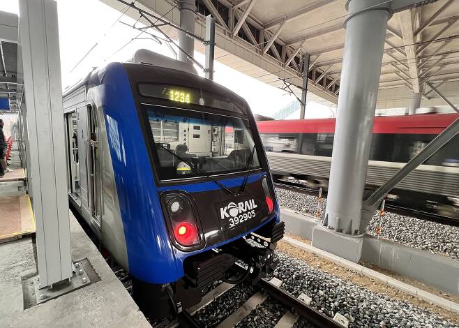 대구권 1단계 광역철도에 투입될 열차가 서대구역에 정차해 있다. /신현우 기자