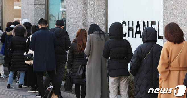 서울 한 백화점 명품관 매장에서 시민들이 입장을 기다리고 있다. ⓒ News1 이재명 기자