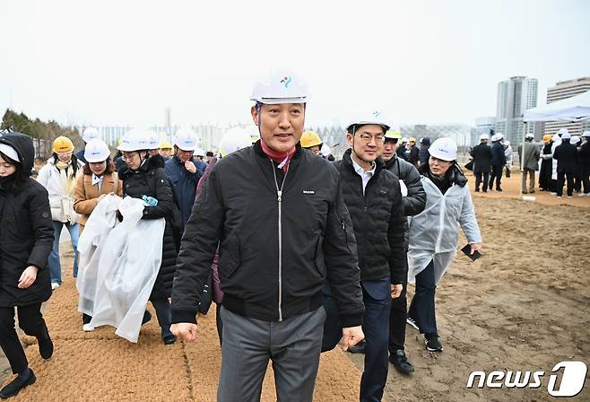 오세훈 서울시장이 5일 서울 용산정비창 부지를 찾아 용산국제업무지구 개발 관련 설명을 듣고 있다. (서울시 제공) 2024.2.5/뉴스1