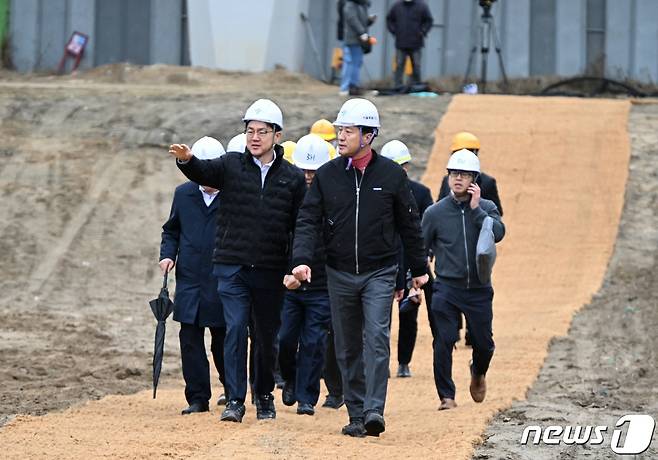 오세훈 서울시장이 5일 서울 용산정비창 부지를 찾아 용산국제업무지구 개발 관련 설명을 듣고 있다. (서울시 제공) 2024.2.5/뉴스1