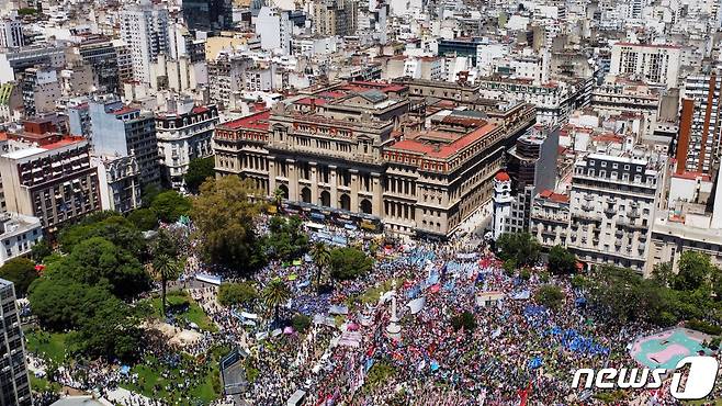 27일(현지시간) 아르헨티나 부에노스 아이레스의 법무부 청사 앞에서 하비에르 밀레이 아르헨티나 신임 대통령의 경제 개혁에 반대하는 시위를 벌이고 있다. 2023.12.27 ⓒ 로이터=뉴스1 ⓒ News1 정지윤 기자