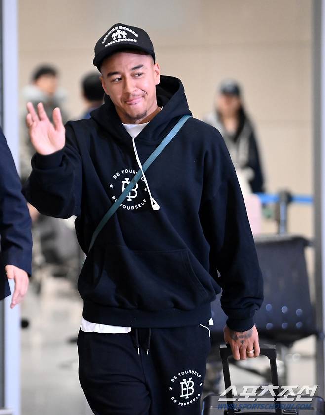 FC 서울 입단이 확실시 되는 제시 린가드가 5일 인천공항을 통해 입국했다. 팬들에게 인사를 하는 린가드의 모습. 인천공항=허상욱 기자wook@sportschosun.com/2024.02.05/