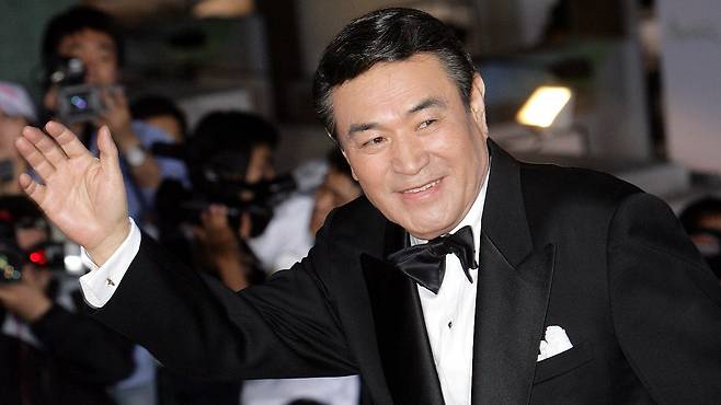 원로배우 남궁원 씨가 5일 세상을 떠났다. 90세. 선룩은 이 미남 배우는 평생 다양한 캐릭터를 선보이기 위해 노력했다. 사진은 2007년 6월 세종문화회관에서 열린 '제44회 대종상 영화제 시상식'에 참석한 모습. /연합뉴스
