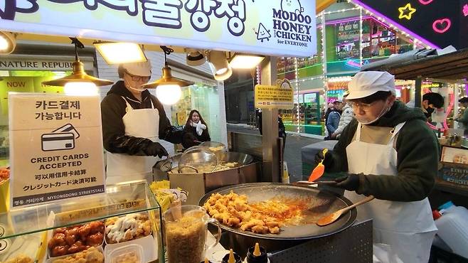 서울 중구 명동 노점에 카드 단말기가 설치돼 있다. 상인은 통일된 위생복을 입었다. /중구 제공