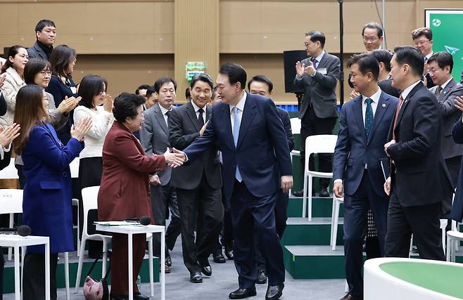 윤석열 대통령이 5일 경기도 하남시 신우초등학교에서 열린 '국민과 함께하는 민생토론회 - 아홉 번째, 따뜻한 돌봄과 교육이 있는 늘봄학교'에 입장하며 이배용 국가교육위원장과 악수하고 있다. /연합뉴스