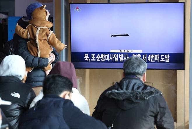 지난 2일 오후 서울역에서 시민들이 북한이 이날 오전 11시께 북쪽 서해상으로 발사한 순항미사일 여러 발을 포착했다는 합동참모본부 발 뉴스를 보고 있다. 연합뉴스