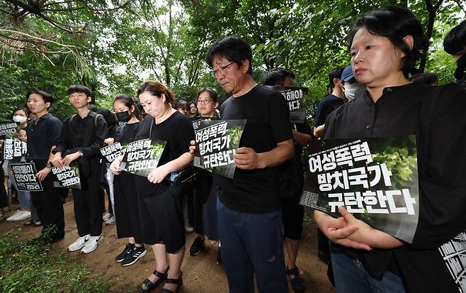 한국성폭력상담소와 한국여성의전화가 2023년 8월24일 서울 관악구 신림동에서 연 ‘강간살인 사건 피해자 추모 및 여성폭력 방치 국가 규탄 긴급행동’에 참여한 시민들이 사건 현장에서 고인을 추모하고 있다. 김정효 기자 hyopd@hani.co.kr