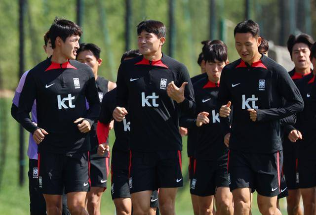 김민재(가운데)를 비롯해 한국 축구대표팀 선수들이 3일(한국시간) 카타르 도하 알에글라 훈련장에서 회복 훈련을 하며 가볍게 뛰고 있다. 도하=연힙뉴스