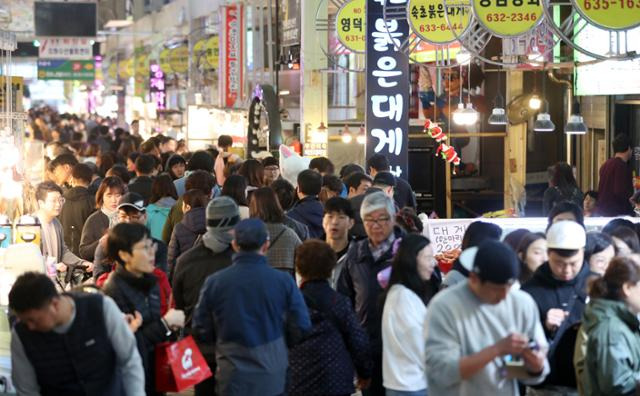 속초시 중앙동에 자리한 속초관광수산시장이 관광객들로 붐벼 활기를 되찾고 있다. 연합뉴스