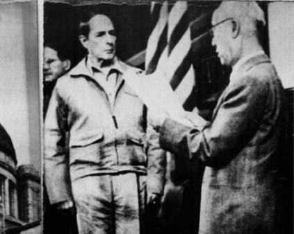 이승만 전 대통령이 1950년 9월 29일 '수도 환도식'에서 더글러스 맥아더 연합군사령관에게 일등무공훈장 수여증을 전달하고 있다. 국가기록원 제공