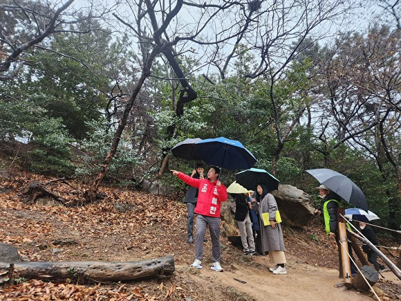 장예찬 부산광역시 수영구 국회의원 예비후보가 5일 민안초등학교와 남천초등학교 학생들의 안전을 위한 통학로를 점검하고 있다. [사진=장예찬 예비후보 선거캠프]